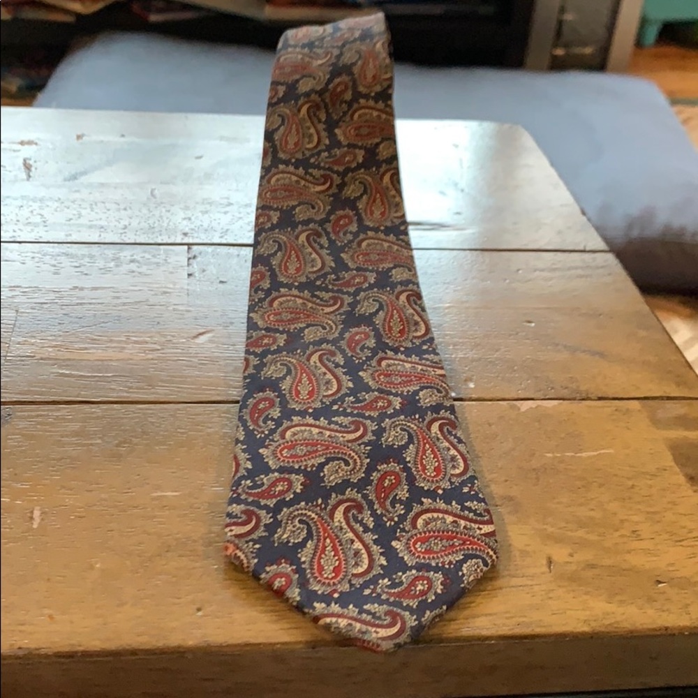 EUC The Metropolitan Museum of Art Paisley Tie